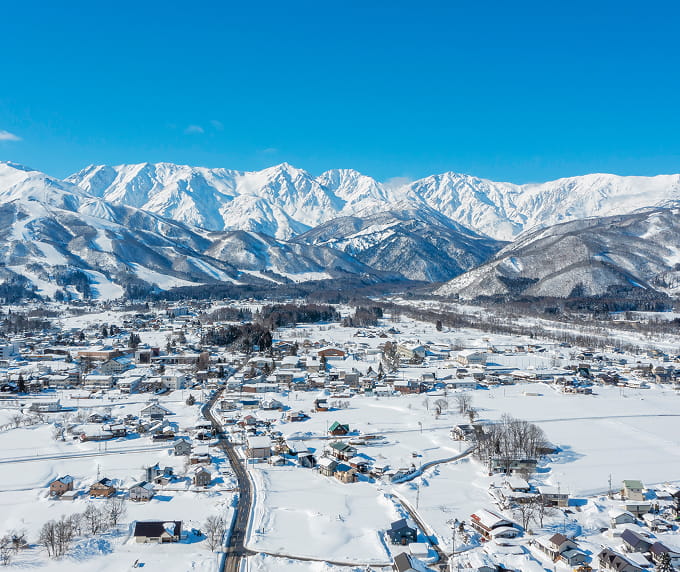 白馬三山を背景にした白馬村の田園風景